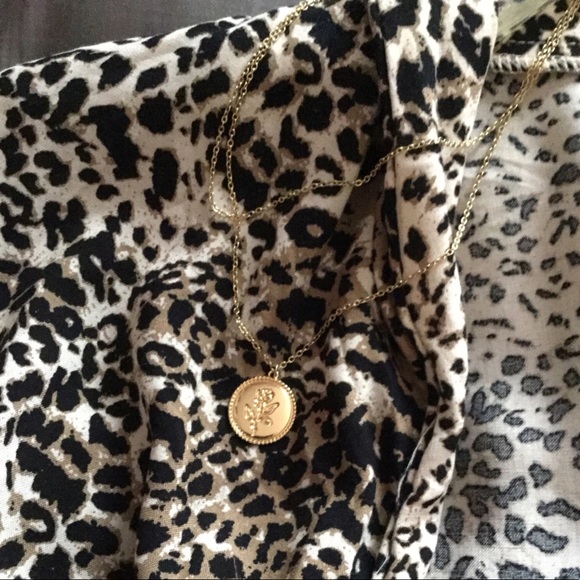 Beautiful 🌹 ROSE coin pendant necklace in gold - Picture 2 of 3